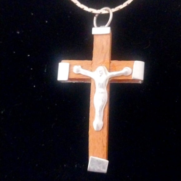 Wood crucifix w chain - Picture 4 of 7